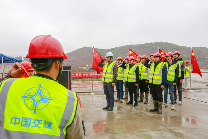 8fa7b144f591f238b7fd501a75ac10f8 青年突击队宣誓.jpg