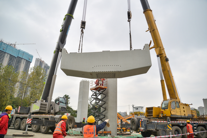 aeb773766d70d327ce2161824ee4af7c 盖梁吊装 (1).jpg