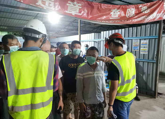 2f136cb94357eb97b80ea7d9935f2f03 马来西亚SUKE CA4项目对员工举行体温监测.jpg