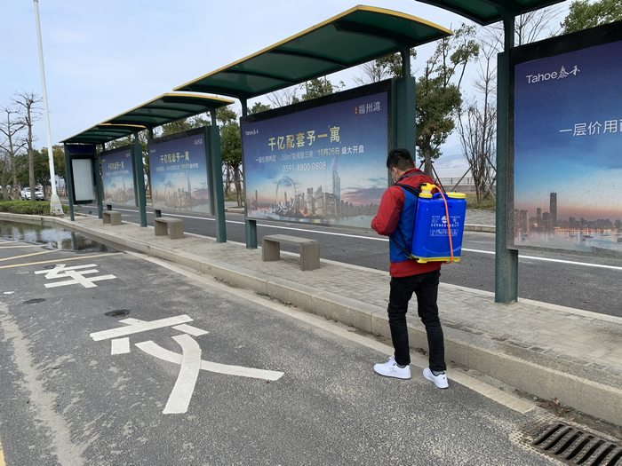 977e033b69ee745cbe286746b3f53224 公交站消毒.jpg