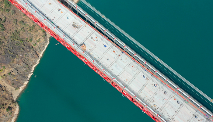 fe2ae60fe8fba4d67e7824ca23334549 华美高速金安金沙江大桥桥面板所有吊装完成 (1).jpg