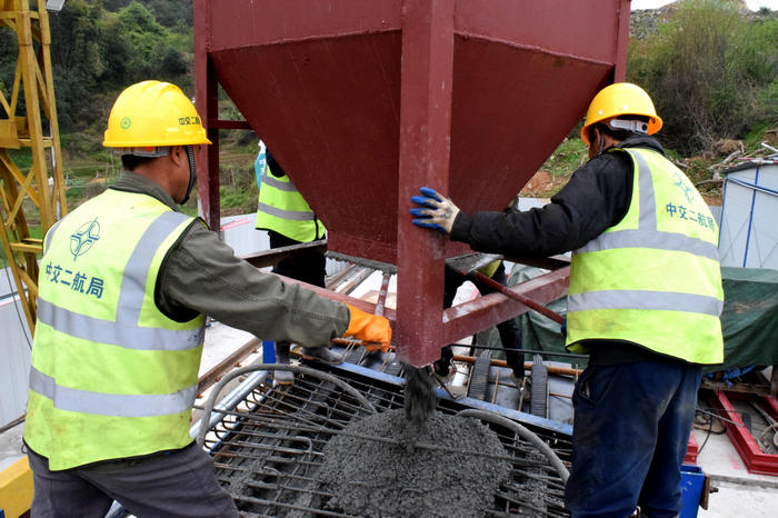 29175c32f778fdf5d69e530c1806d7c4 首榀T梁混凝土浇筑.jpg