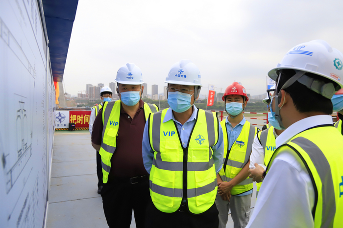 04f996be4bbcb4fcef24c0cf6266c0da 中国交建副总裁陈重一行调研公司白居寺长江大桥项目 (3).jpg