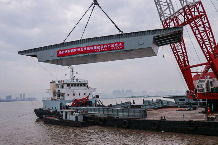 33ae15b0d387b9c679074c67a485fe45 道庆洲项目北接线钢箱梁首件吊装乐成 (2).jpg