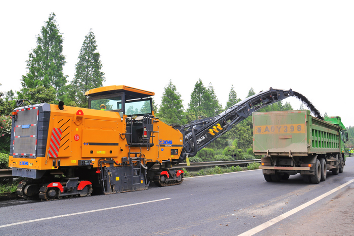 6cee86d1b4aa98bf7423be3d2ca0912a 2020.5.11 沪杭甬中段TJ02标项目断流关闭施工-铣刨.jpg