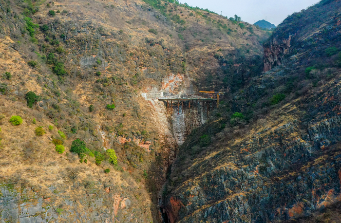 bd1de503fbbda4dfd7589c69130bec56 1 ɽ¹ÈÉî´¦µÄ°¢¿Ï¶¯´óÇÅÊ©¹¤ÇéÐÎ.jpg