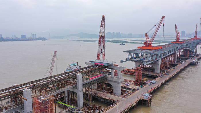 debb5a4e29977c202e03e5756c752413 道庆洲项目北接线钢箱梁首件吊装乐成 (1).jpg