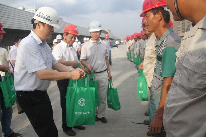 2b783d738207bdb55540e2a90fd582e3 ÁÖ¹úÉú¡¢
¡¢¡¢»Æ¿ª·åΪһÏßÅ©Ãñ¹¤ËÍȥοÎÊÆ·.jpg