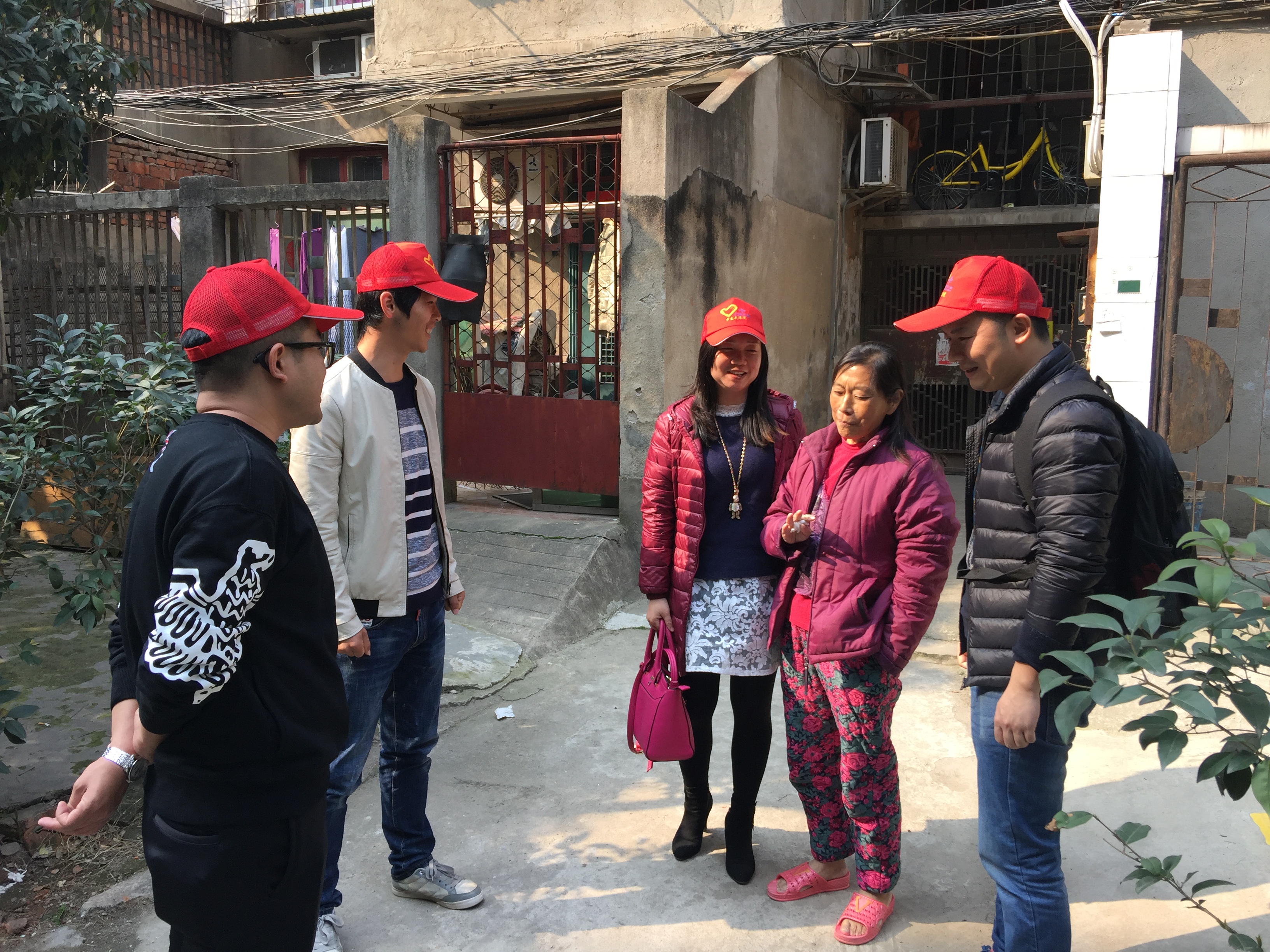 a353e58b35c3f029b13341ad119c97e4 2 图为:::武港院学雷锋自愿服务队员同帮扶工具攀谈.JPG