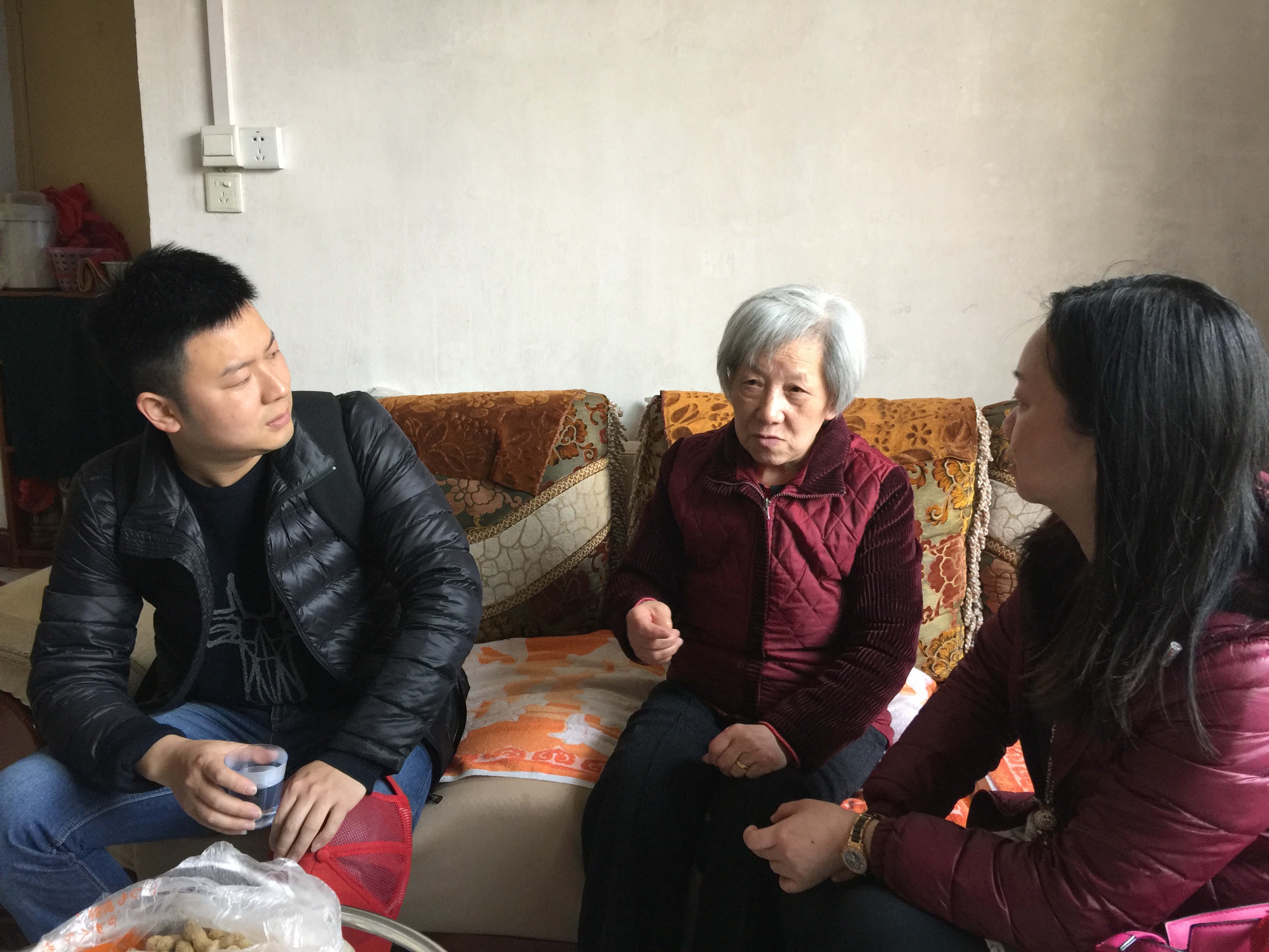 da2e2d15b5ad133826a60b5942803638 3 图为:::武港院学雷锋自愿服务队员同难题职工攀谈.JPG